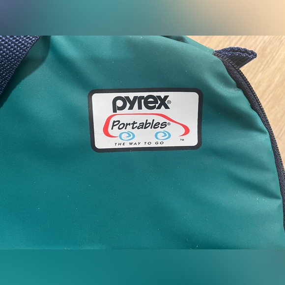 Pyrex Portable to go insulated - Picture 3 of 8